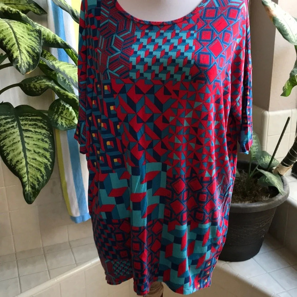 LuLaRoe red and blue graphic print hi-low top - Picture 1 of 7